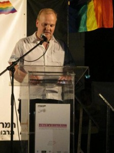 04.08.2012: „Es ist eine Ehre, hier sprechen zu dürfen“, so MANEO-Leiter Bastian Finke auf der Gedenkkundgebung im Meir Park in Tel Aviv vor 6.000 Menschen spricht. (Foto: Shirley Kowalski)